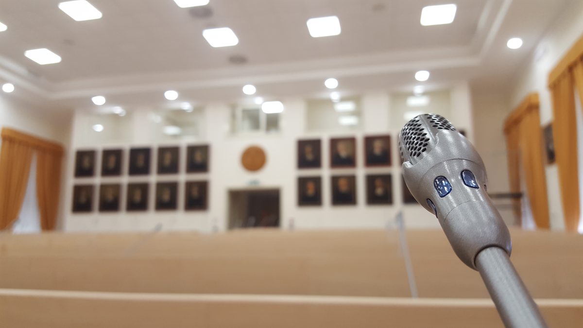 Microfono a stelo in una sala congressi da 140 posti