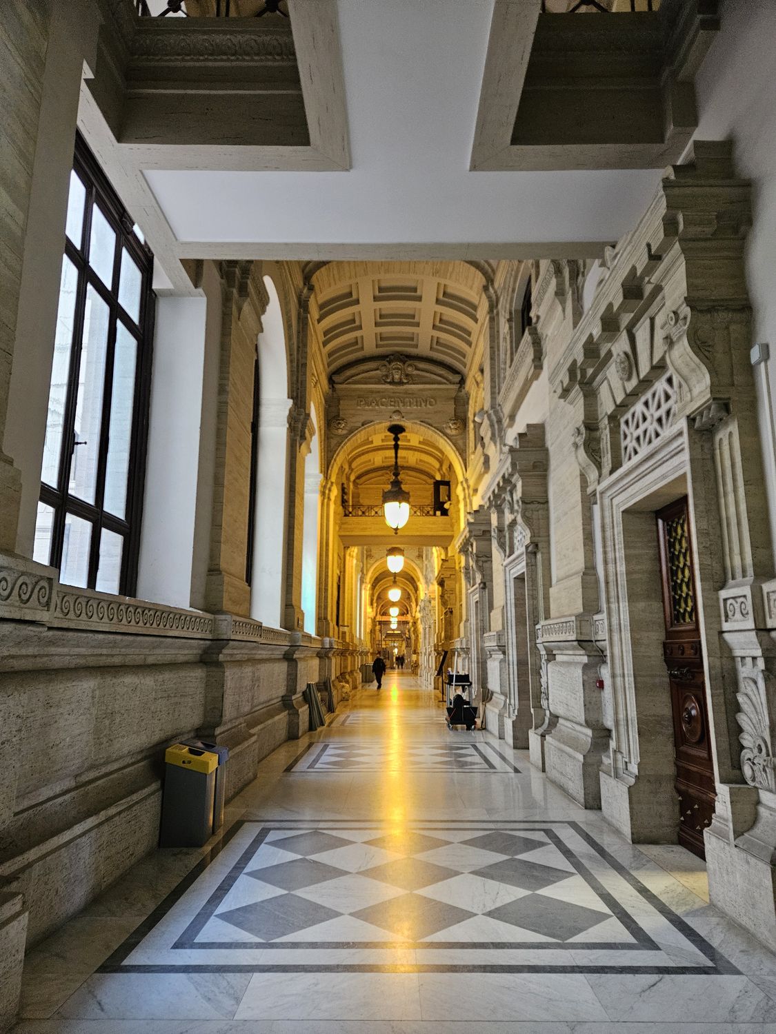 Corridoio monumentale in marmo con volte a cassettoni in un palazzo storico