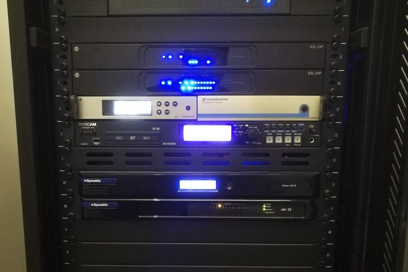 Armadio apparati di una sala consiliare: processore audio, registratore e apparati di rete
