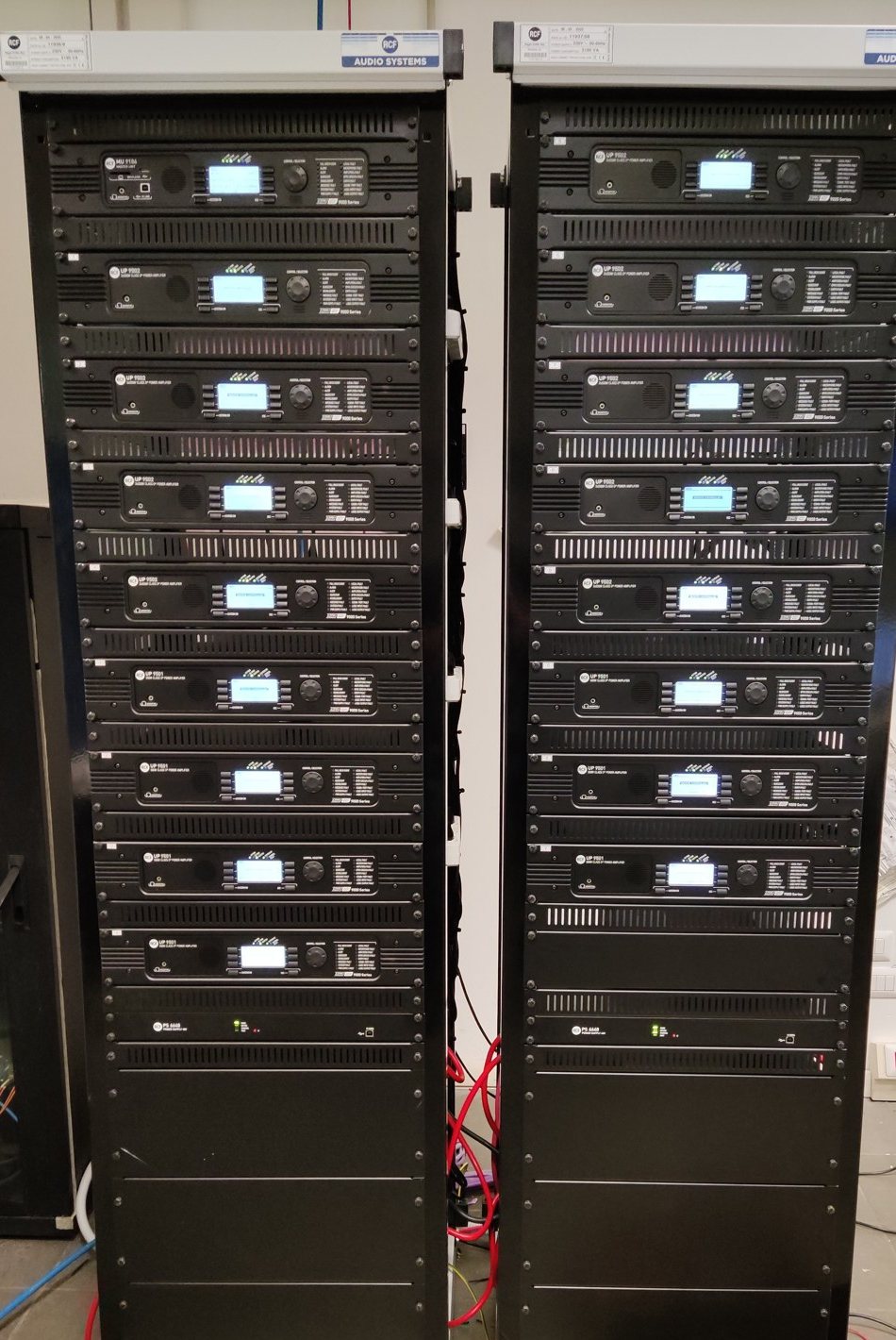 Due armadi rack a tutta altezza con le unit&agrave; di amplificazione di un impianto di evacuazione vocale