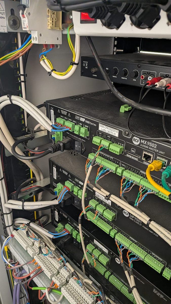 Cablaggio di un armadio rack in fase di installazione