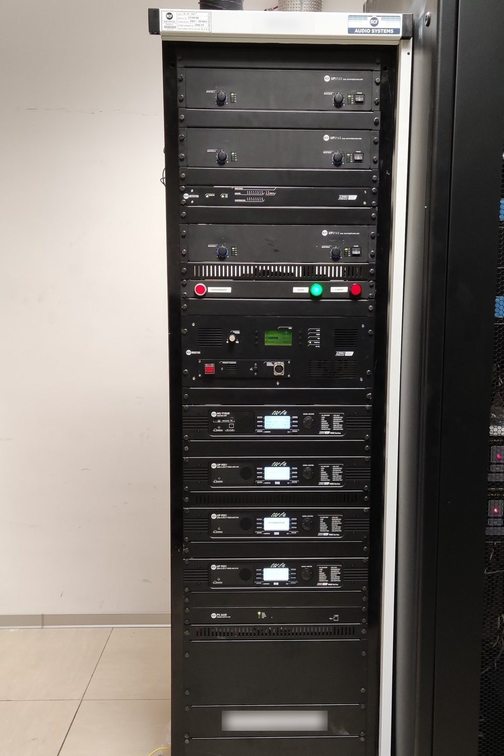 Armadio rack con centrale di evacuazione vocale e unit&agrave; di amplificazione in un locale tecnico