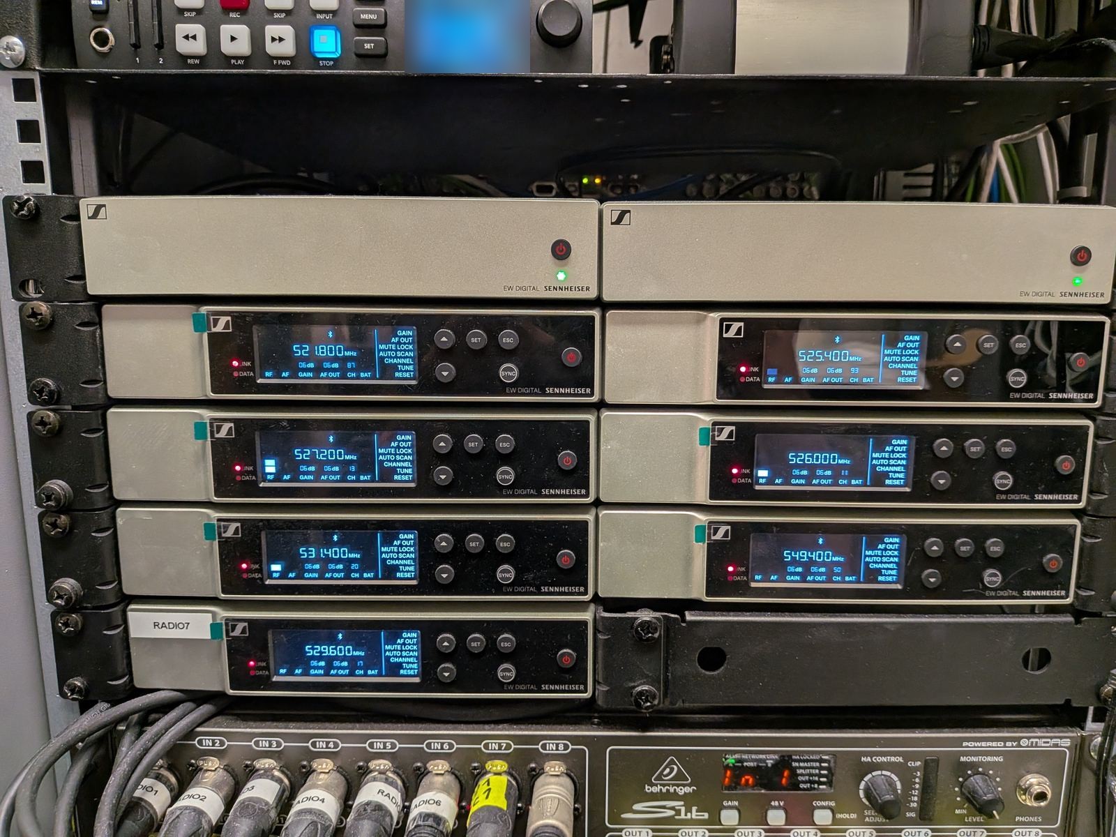 Apparati installati in armadio rack, ciascuno identificato e in funzione