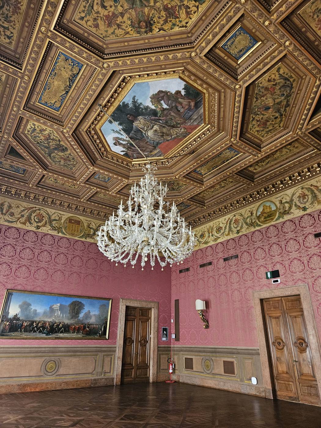 Sala con volta a cassettoni affrescata e lampadario in cristallo